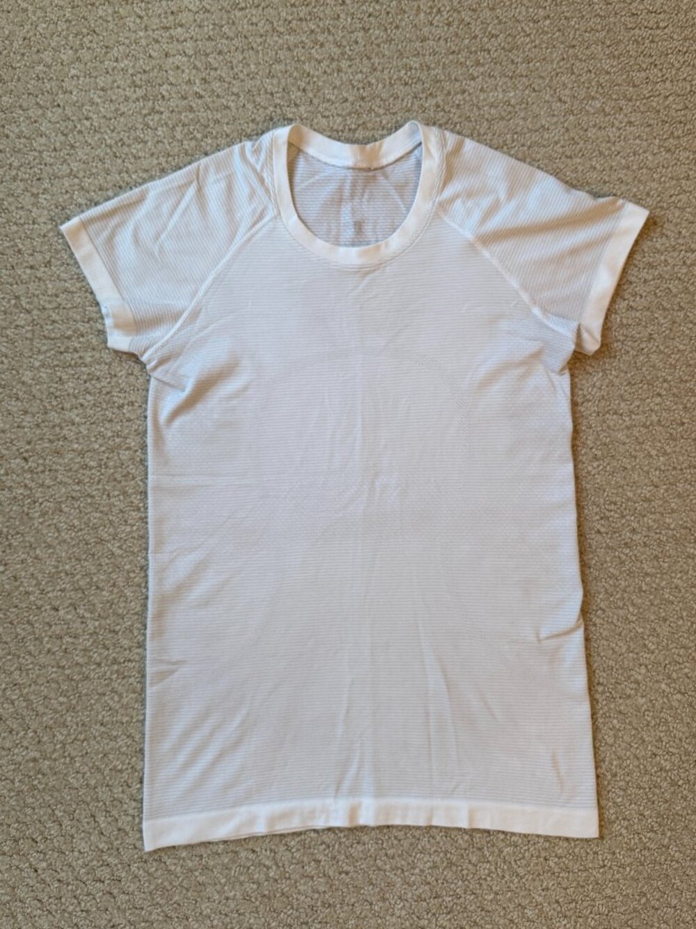 Lululemon Women's Swiftly Tech Short Sleeve Shirt -- Size 6